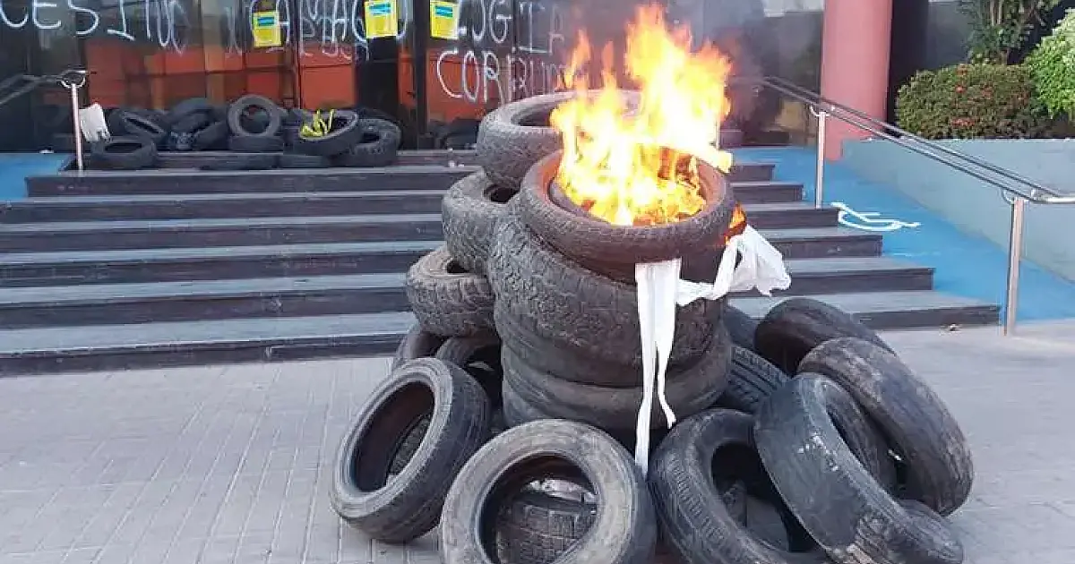 Grupos de choque desmontam bloqueios e manifestantes resistem no 3&ordm; dia de greve na Bolívia