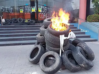 Grupos de choque desmontam bloqueios e manifestantes resistem no 3&ordm; dia de greve na Bolívia