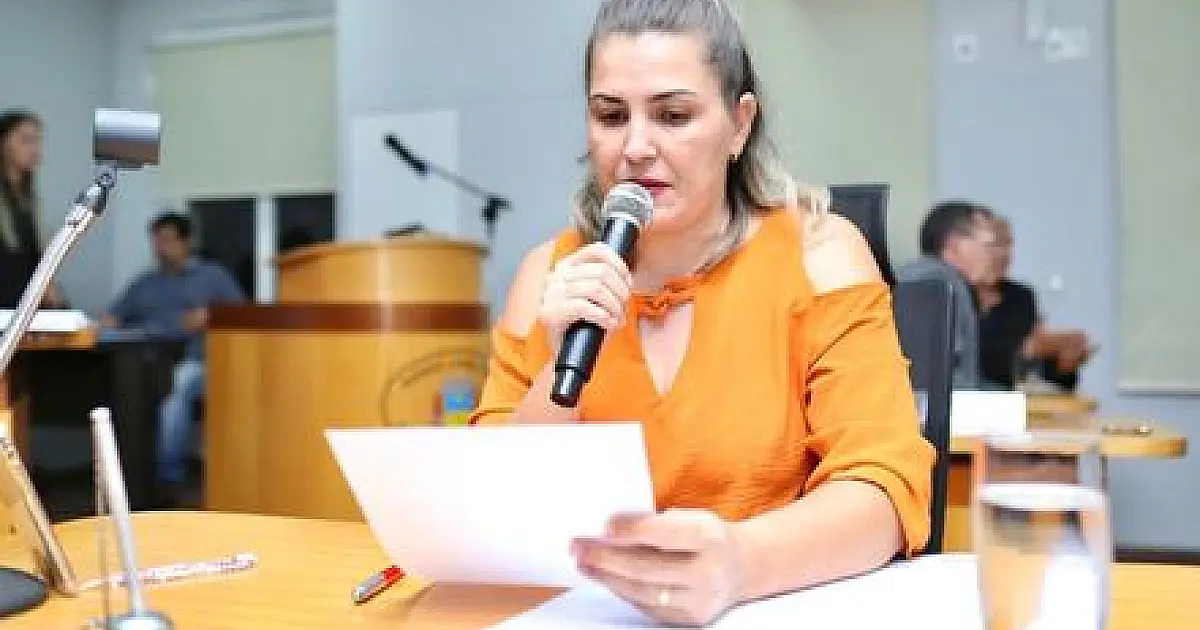 Vereadora pede que secretário explique contratação de empresa para manejo de resíduos sólidos