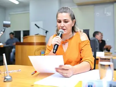 Vereadora pede que secretário explique contratação de empresa para manejo de resíduos sólidos