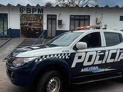 Vizinhos denunciam invasão e PM prende jovem no telhado de casa em Corumbá