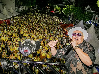 Funecão esbanja animação e arrasta multidão para Passarela do Samba