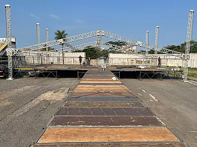 Estrutura para show de Maiara & Maraísa está 80% montada no Arthur Marinho