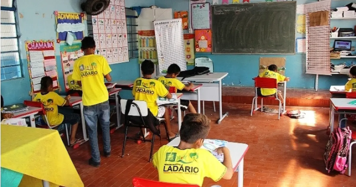 Ladário abre processo seletivo para professor temporário