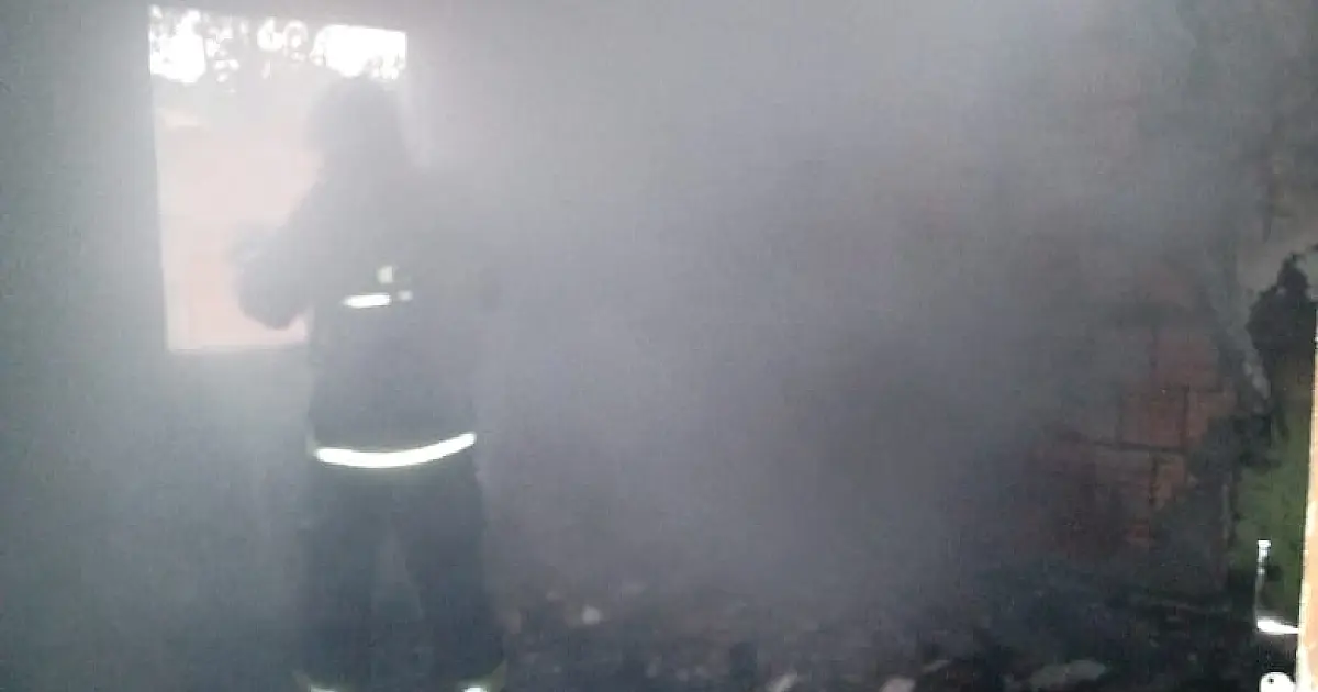Curto circuito causa incêndio em casa no bairro Cristo Redentor