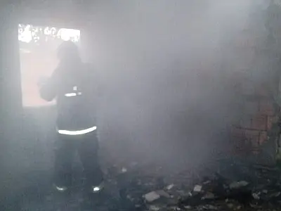 Curto circuito causa incêndio em casa no bairro Cristo Redentor