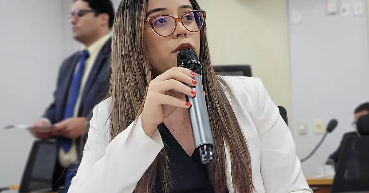 Hanna pede informações sobre queimadas na área urbana e reforma de praça no Borrowiski 