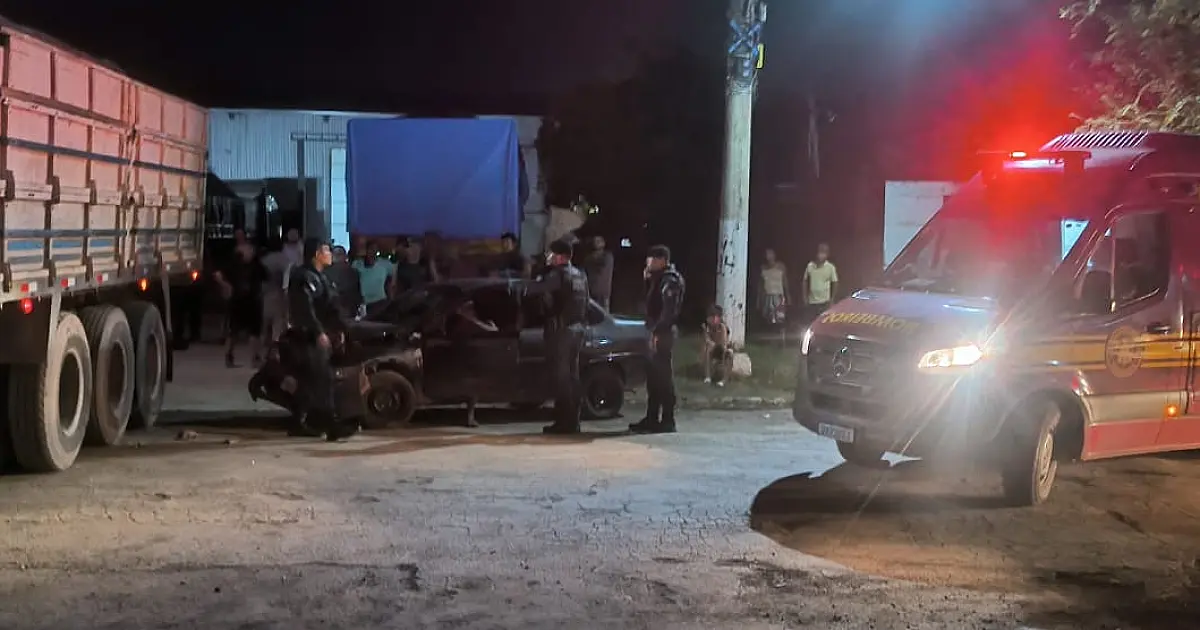 Plantão dos Bombeiros tem colisão envolvendo carreta e carro incendiado
