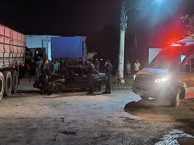 Plantão dos Bombeiros tem colisão envolvendo carreta e carro incendiado