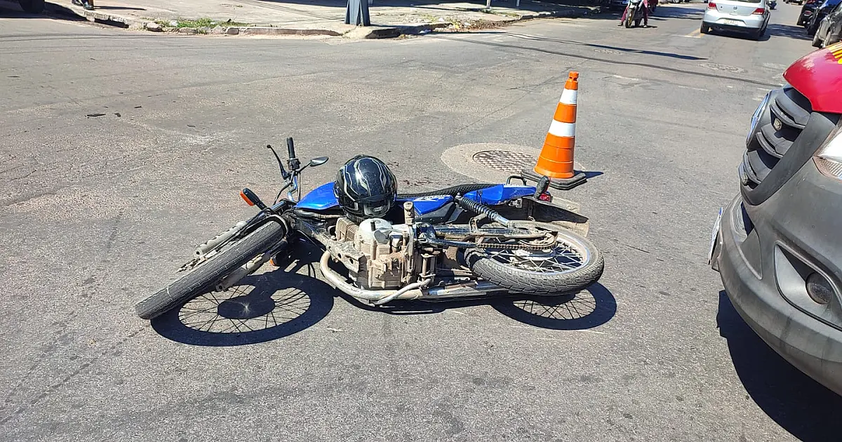 Motociclista invade preferencial e provoca colisão com carro
