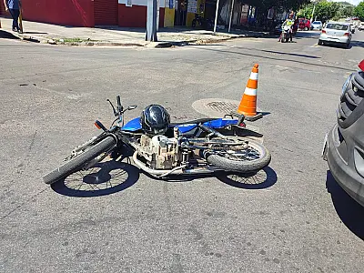 Motociclista invade preferencial e provoca colisão com carro