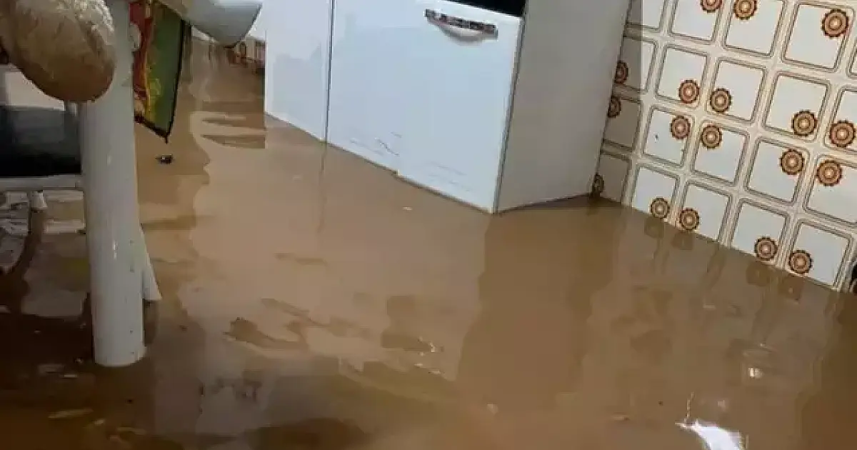 Chuva deixa casa e ruas alagadas em Aquidauana