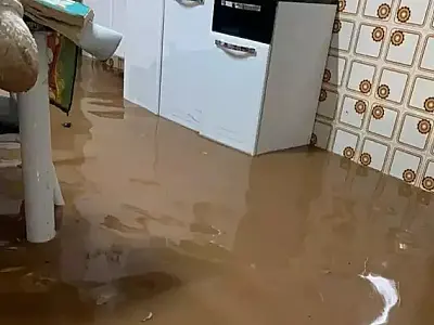 Chuva deixa casa e ruas alagadas em Aquidauana