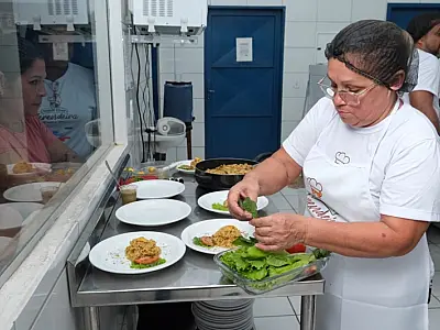 Tilápia à moda pantaneira vence etapa municipal do Super Chef Merendeiras em Ladário