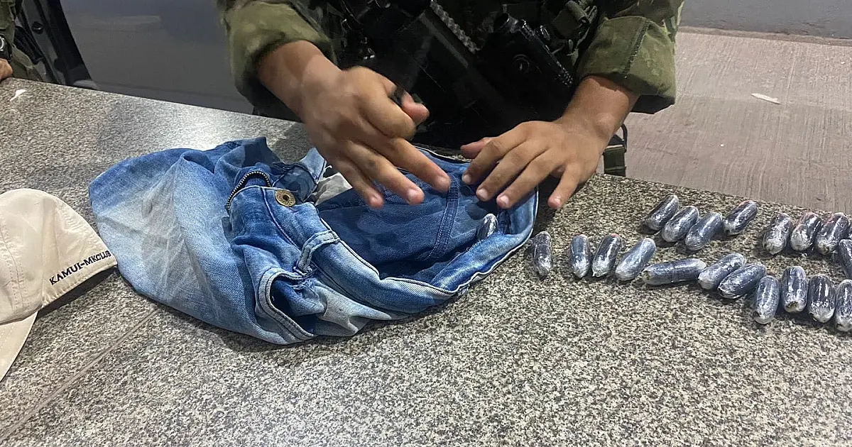 Boliviano é preso com cápsulas de pasta base escondidas na bagagem e dentro do próprio corpo