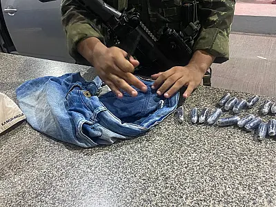 Boliviano é preso com cápsulas de pasta base escondidas na bagagem e dentro do próprio corpo