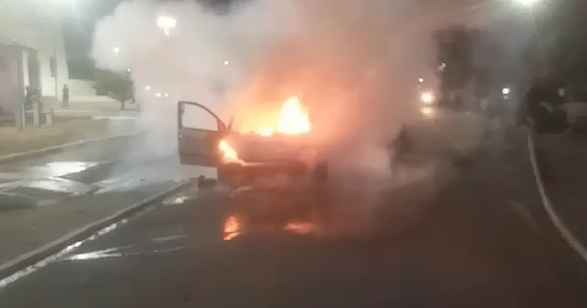 Carro pega fogo em rua de Ladário