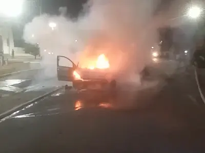 Carro pega fogo em rua de Ladário