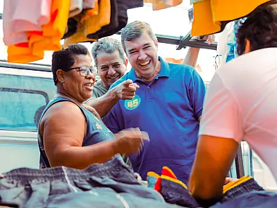 Riedel conversa com moradores do Coophasul e diz que fará uma gestão voltada às pessoas