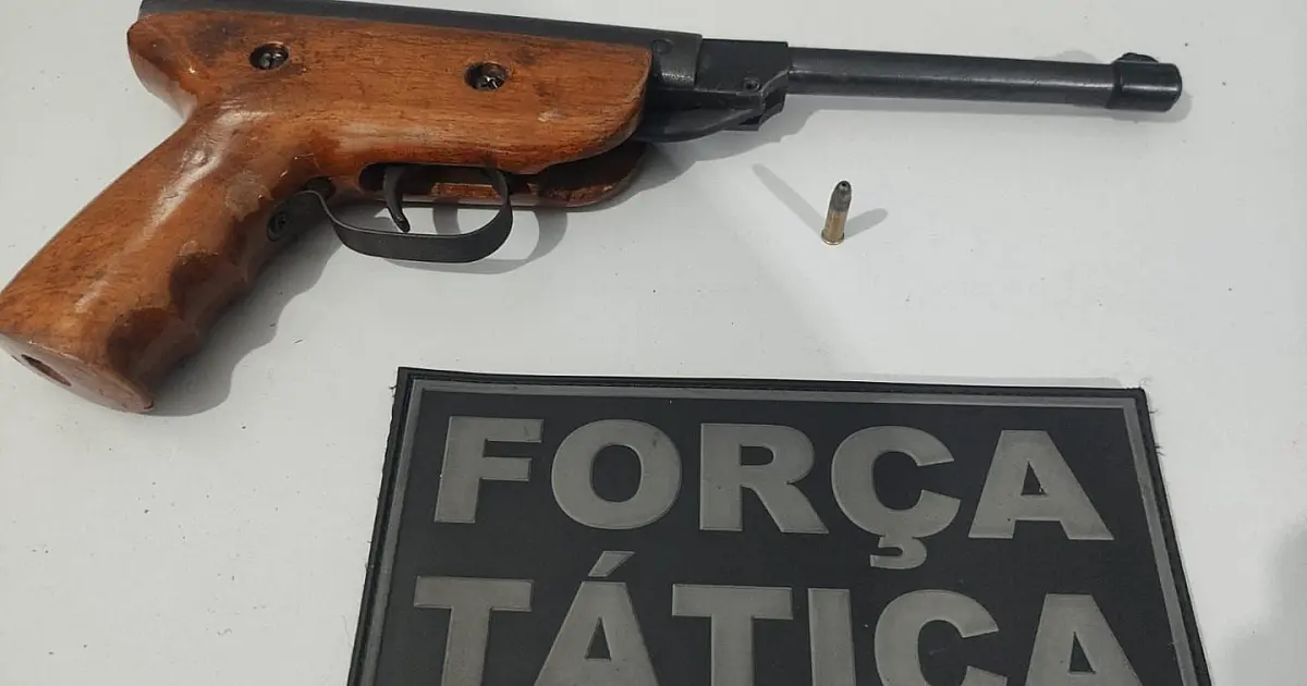 Homem é preso porte ilegal de arma de fogo, ameaça e lesão corporal contra a namorada