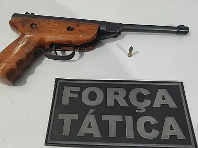 Homem é preso porte ilegal de arma de fogo, ameaça e lesão corporal contra a namorada