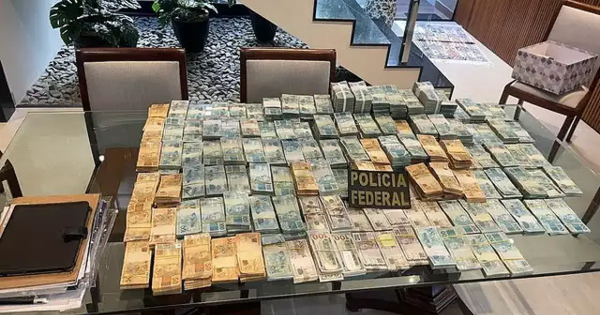 PF apreende armas e 2,7 milhões em reais e dólares na casa de desembargador