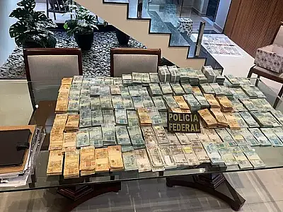 PF apreende armas e 2,7 milhões em reais e dólares na casa de desembargador