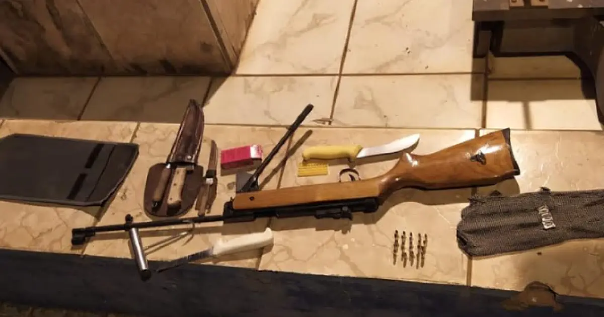 Professor é preso com rifle e materiais de caça