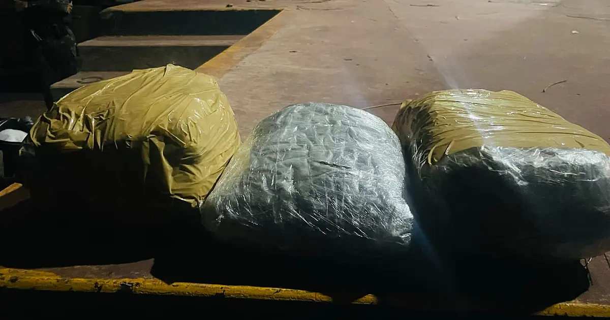 Adolescente de 16 anos é presa com pacotes de Skunk na bagagem