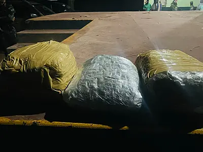 Adolescente de 16 anos é presa com pacotes de Skunk na bagagem