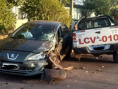 Homem fica ferido em colisão com caminhonete