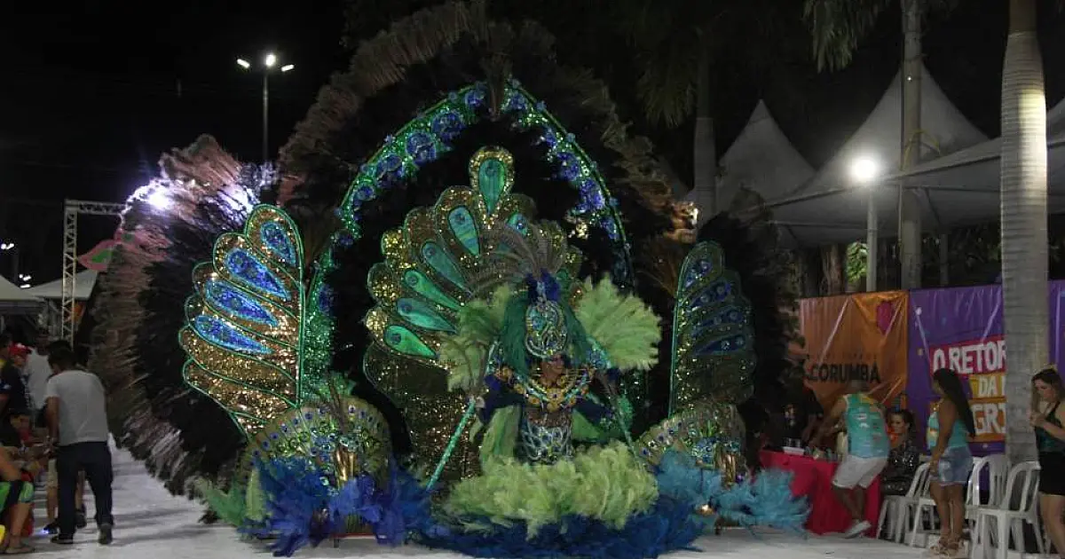 Desfile de fantasias acontece pela primeira vez na Avenida