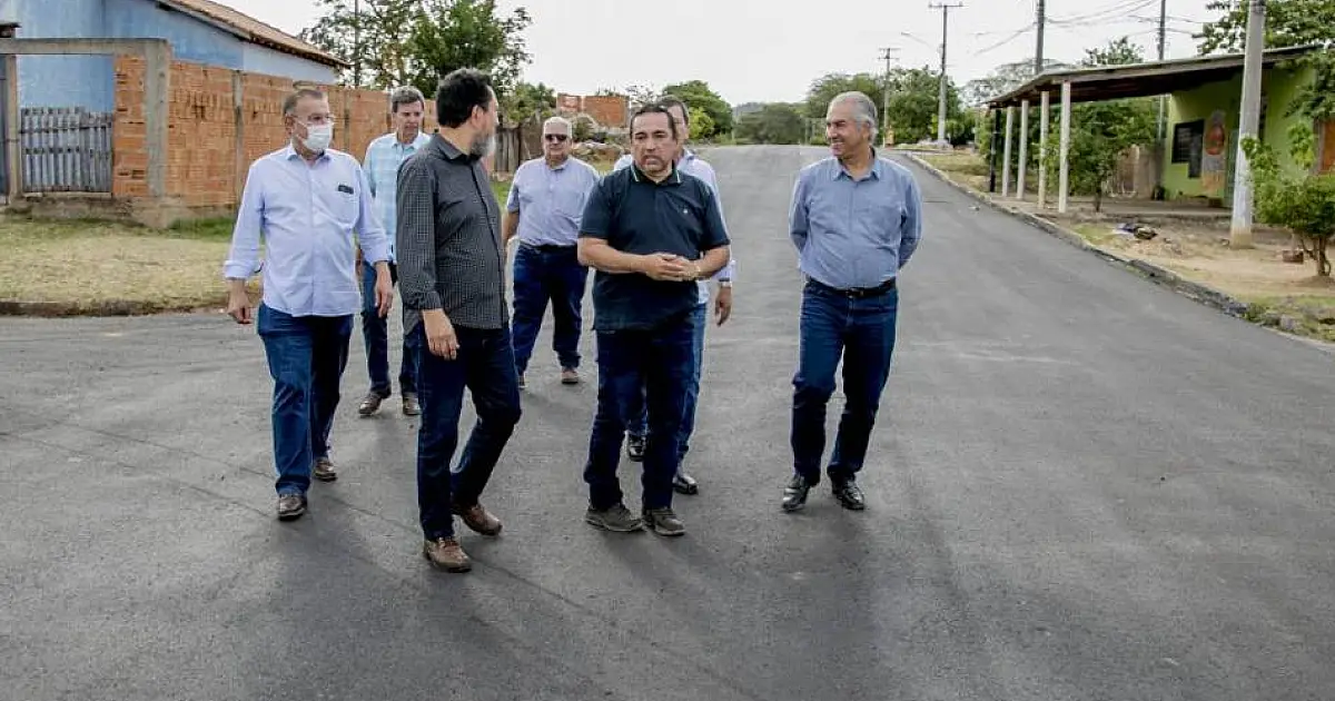 Prefeito e governador acompanham obras de pavimentação no Centro e na Parte Alta de Corumbá