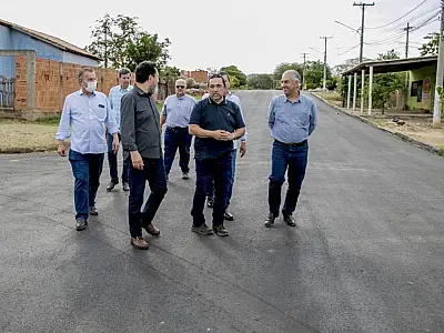 Prefeito e governador acompanham obras de pavimentação no Centro e na Parte Alta de Corumbá