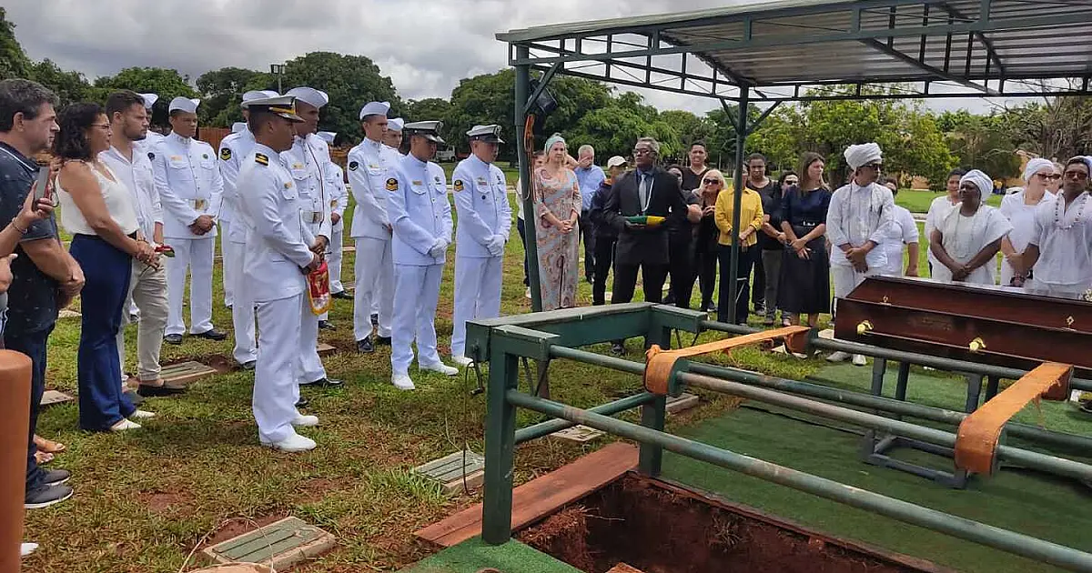 Marinha do Brasil faz homenagem póstuma no sepultamento do Fuzileiro Naval Osório Xavier