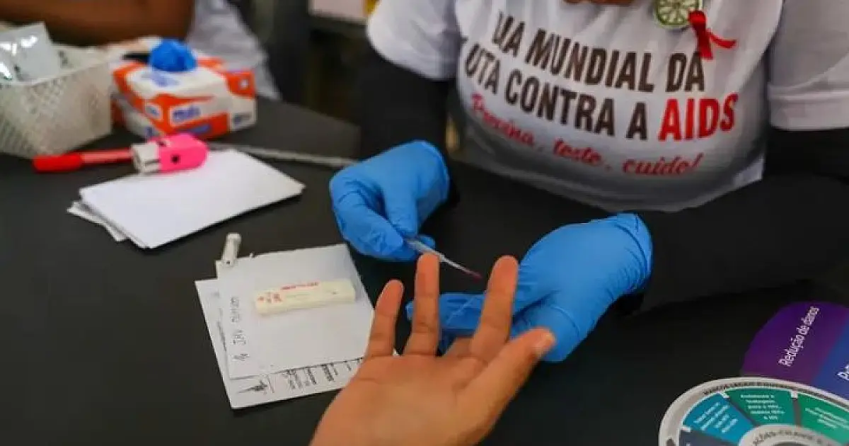 Dezembro Vermelho reforça prevenção, testagem e cuidado a pessoas com HIV