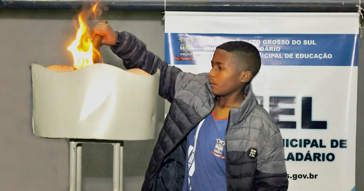 Tocha Olímpica é acesa dando inicio aos Jogos Escolares da REME de Ladário