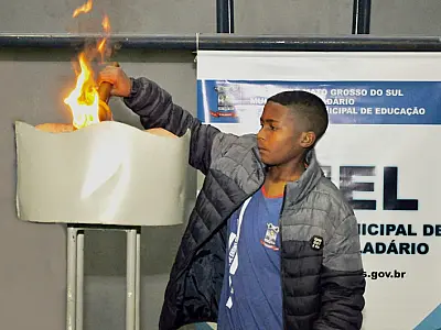 Tocha Olímpica é acesa dando inicio aos Jogos Escolares da REME de Ladário