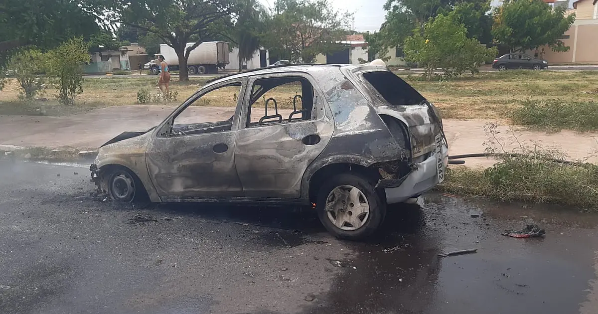 Veículo sofre perda total em incêndio no bairro Aeroporto