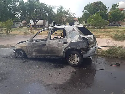 Veículo sofre perda total em incêndio no bairro Aeroporto
