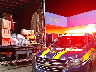 PRF apreende 2 toneladas de maconha escondida em caminhão de mudança