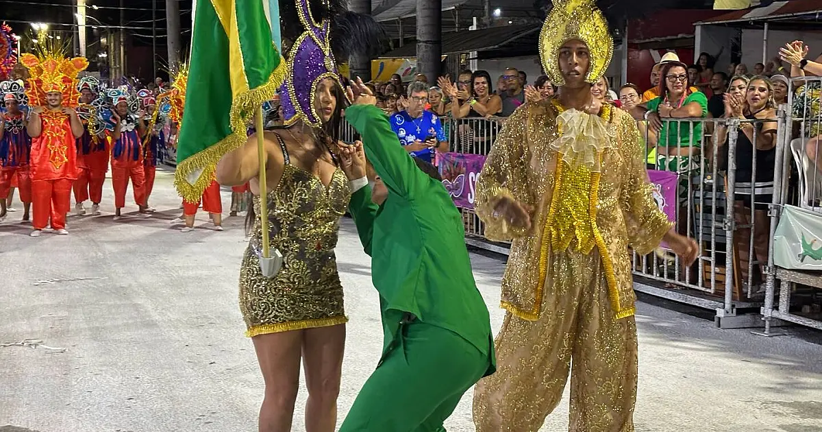 Porta-bandeira torce o pé em desfile e Diretora assume posto no meio da Avenida