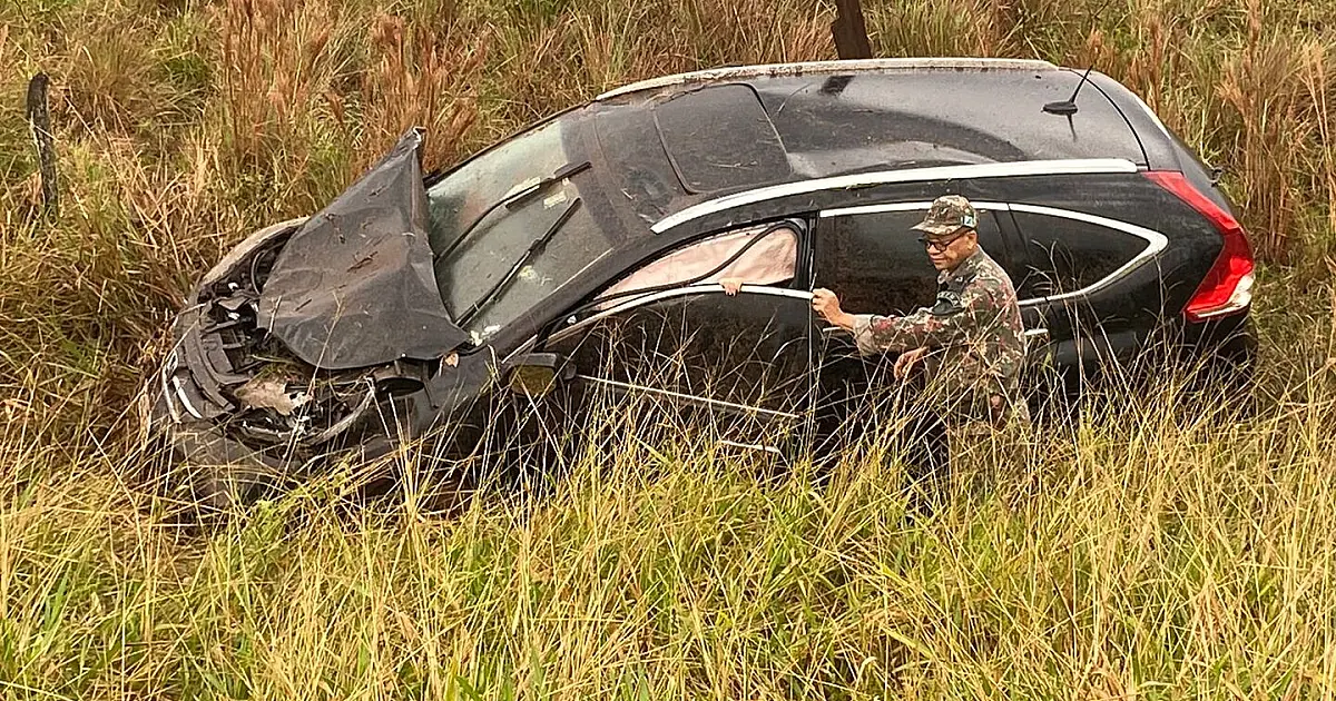 Polícia Militar Ambiental socorre casal e filho de três anos feridos depois de acidente na rodovia