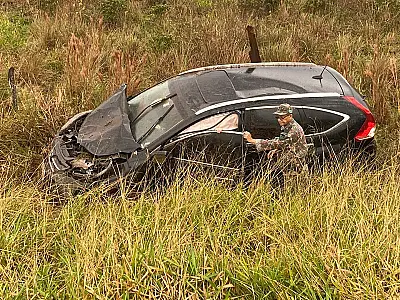 Polícia Militar Ambiental socorre casal e filho de três anos feridos depois de acidente na rodovia