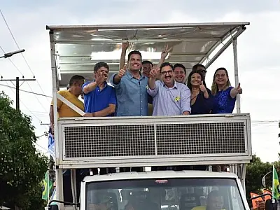 Apresentador Ratinho participa de carreata em apoio à Contar