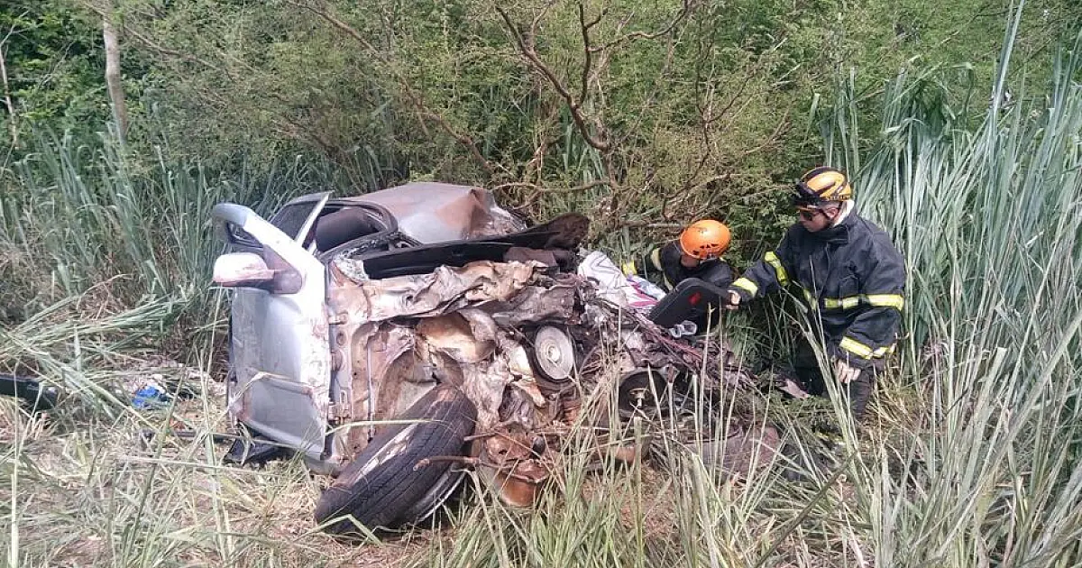 Imagens mostram carro destruído em acidente que matou duas pessoas na BR 262