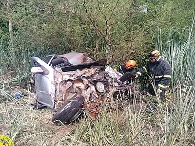 Imagens mostram carro destruído em acidente que matou duas pessoas na BR 262