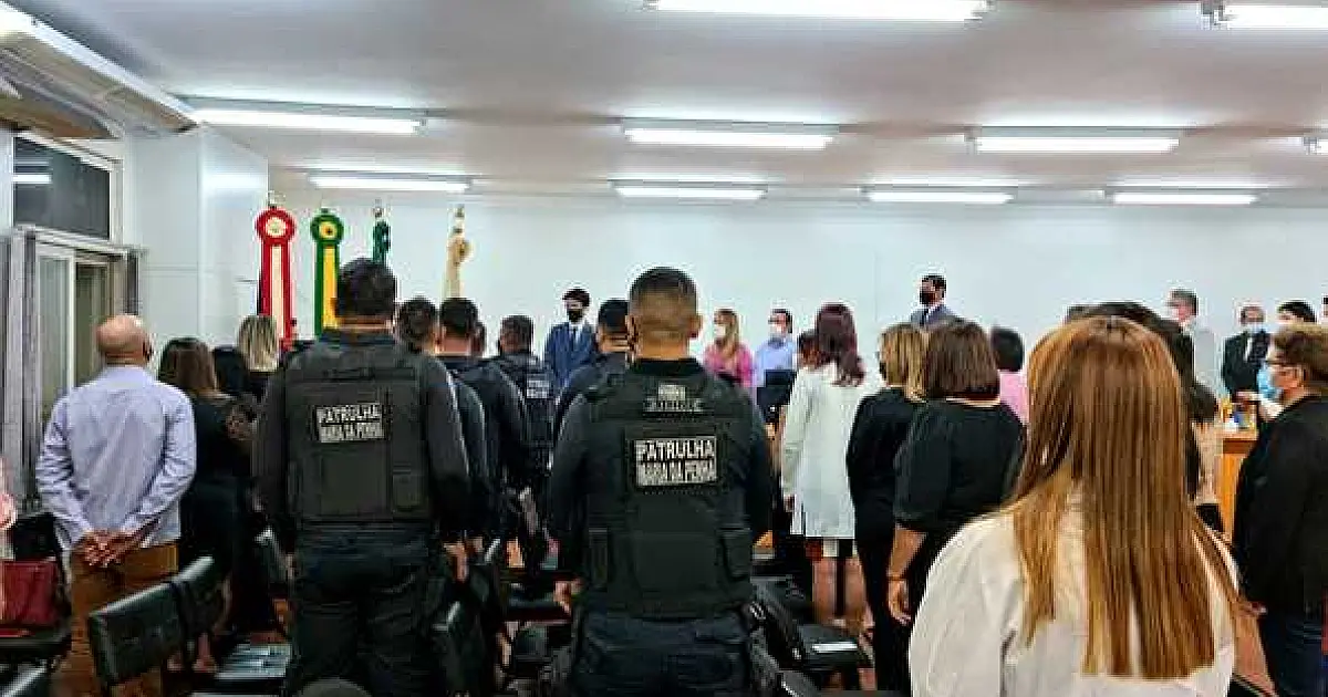 Câmara homenageia pessoas que lutam pelo fim da violência contra a mulher