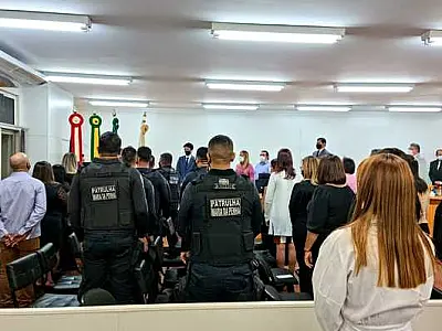 Câmara homenageia pessoas que lutam pelo fim da violência contra a mulher