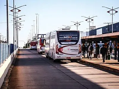 Homem é flagrado por guarda municipal se masturbando em ônibus